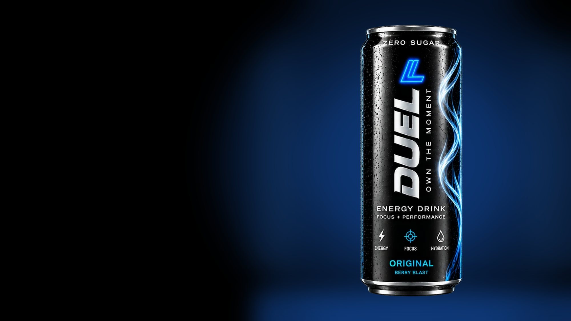 Musta DUEL Energy Drink -tölkki sinisen neonsavun ja valojuovien edessä