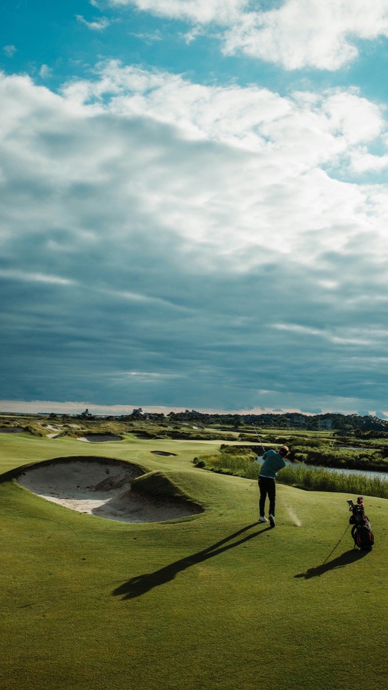 Golfaaja lyömässä lähestymislyöntiä