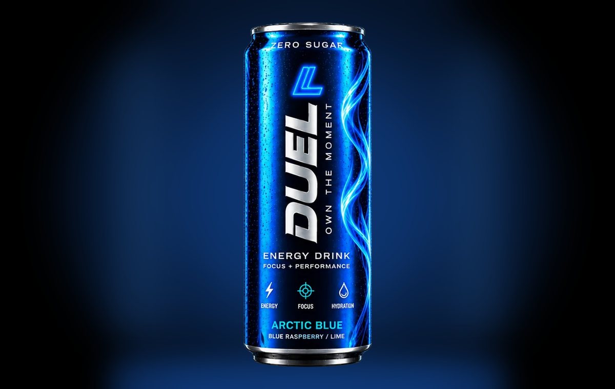 Sininen DUEL Energy Drink -tölkki neonsavun edessä